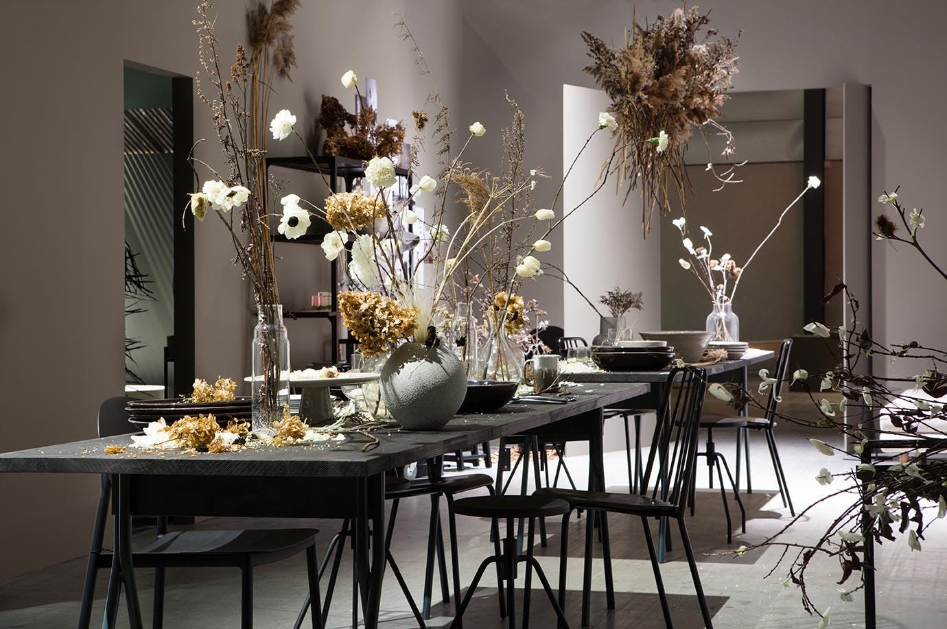 oslodesignfair fotoingermariegrini tendenser stylingkirstenvisdal stylingperolavsolvberg 63b6106 web blomsterpynt på spisebord